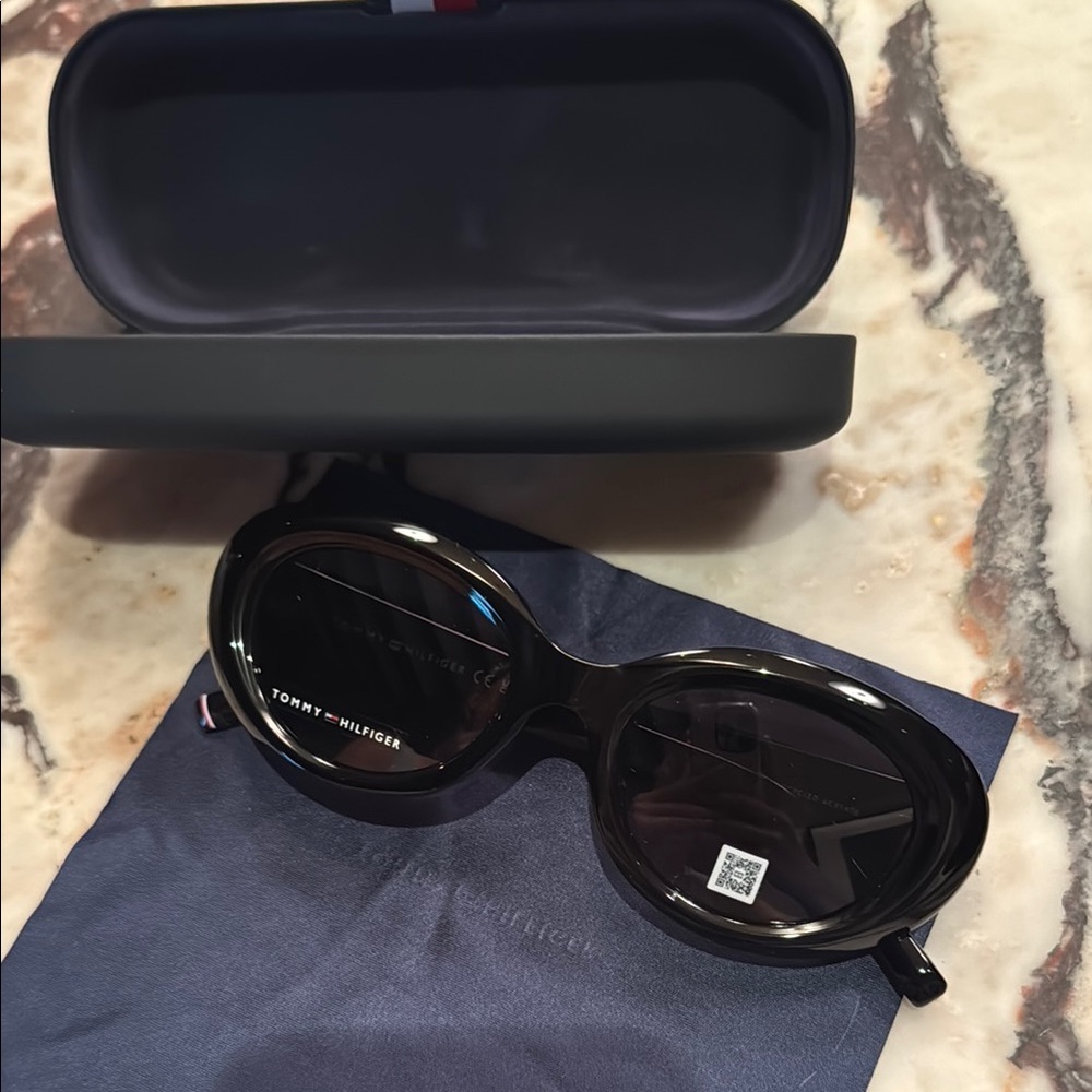 Tommy Hilfiger Black Modern Sunglasses